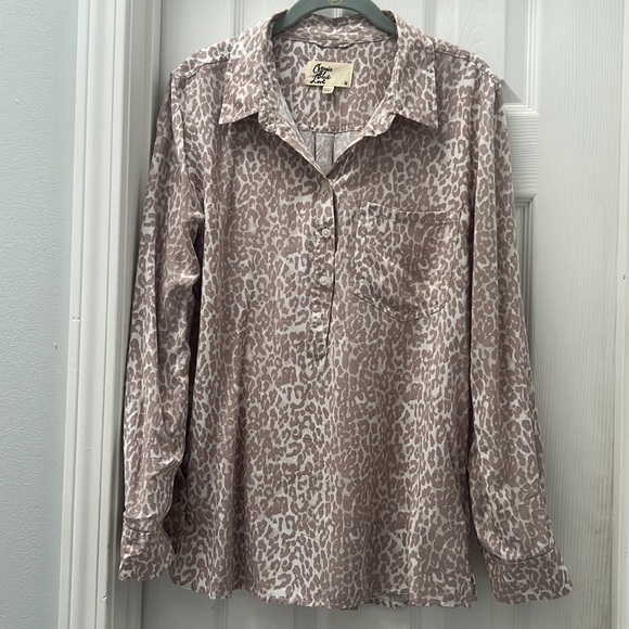 Stitchfix Cosmic Blue Love Kylie Classic Half Button Down Blouse Size Medium - Picture 3 of 9